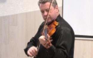 Увлёкся музыкой в два года, а в 12 написал оперу