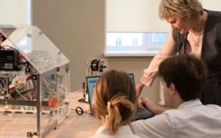 Губернатор Свердловской области Денис Паслер направил на капитальный ремонт школ региона в 2026 году 1,15 миллиарда рублей