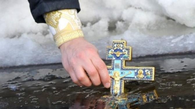 Более 18 тысяч уральцев окунулись в проруби на Крещение