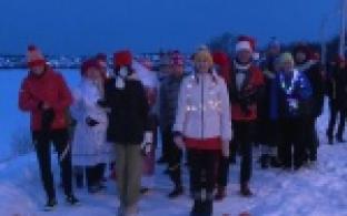 Деды Морозы и Снегурочки вышли на утреннюю пробежку по набережной Нижне-Шайтанского пруда