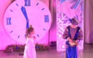 Живая музыка, сказка в исполнении юных актеров и хоровод у ёлки – в Первоуральске начинаются новогодние спектакли