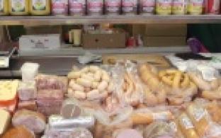 Нежная колбаса, копчёные колбаски и ароматные сыры