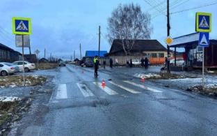 В Новоуткинске водитель, отвлекшись на разговор, сбил школьницу на пешеходном переходе. Девочка погибла