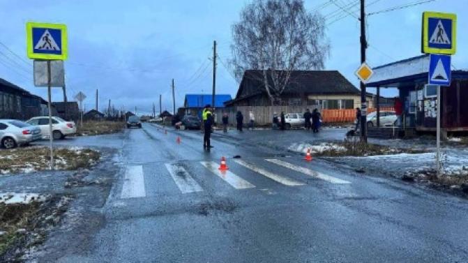 В Новоуткинске водитель, отвлекшись на разговор, сбил школьницу на пешеходном переходе. Девочка погибла