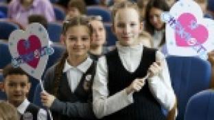 Время добра и волшебства: в Первоуральске открылся детский благотворительный театральный фестиваль «Снежность»