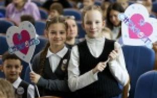 Время добра и волшебства: в Первоуральске открылся детский благотворительный театральный фестиваль «Снежность»