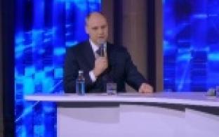 В эти минуты губернатор Свердловской области Денис Паслер в прямом теле- и радиоэфире отвечает на вопросы уральцев