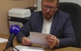 Уличное освещение, общественный транспорт и заброшенные сараи