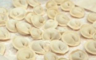 Пели, танцевали и лепили пельмени