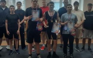 В Первоуральске прошли традиционные состязания по гиревому спорту, посвящённые Дню народного единства