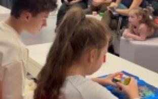 Они собирают головоломки на скорость, используя отточенные алгоритмы