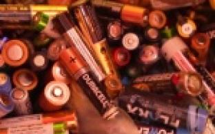 Первоуральские эковолонтёры выгрузили тысячи батареек из специальных боксов