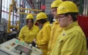 Губернатор Свердловской области Денис Паслер подписал указ о поощрении 50-ти лучших студентов техникумов и колледжей Среднего Урала за успехи в освоении рабочих профессий