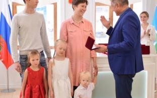 Уральских юбиляров семейной жизни и многодетных матерей наградили знаками отличия Свердловской области