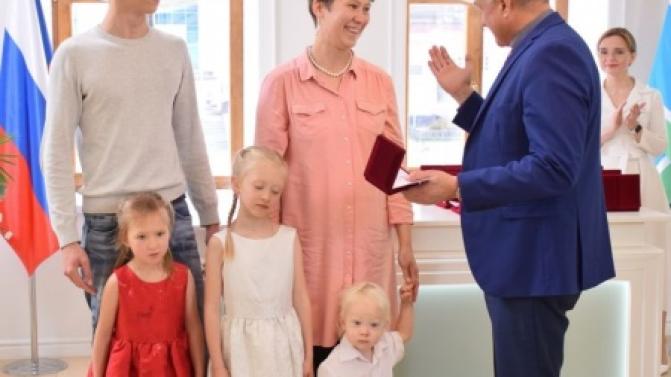 Уральских юбиляров семейной жизни и многодетных матерей наградили знаками отличия Свердловской области