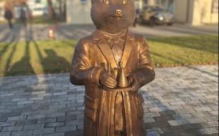 В Первоуральске появилась скульптура соболя-химика