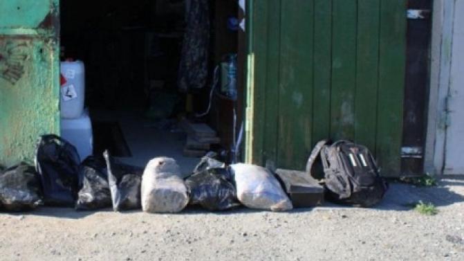 Полицейские изъяли из гаража наркодилеров более 48 кг «синтетики» и прекурсоров