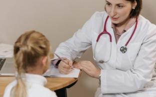 Первоуральские медики провели профилактические беседы с родителями и организовали обследования детей в преддверии нового учебного года