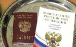 Сегодня десяткам первоуральских школьников вручили самый важный документ – паспорт