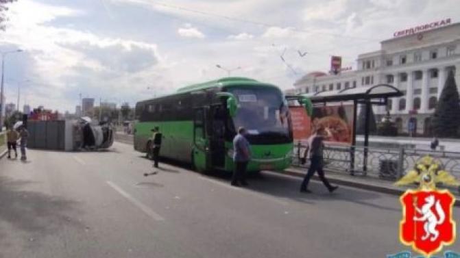 Обстоятельства ДТП с участием пассажирского автобуса «Екатеринбург – Первоуральск» устанавливают сотрудники Госавтоинспекции