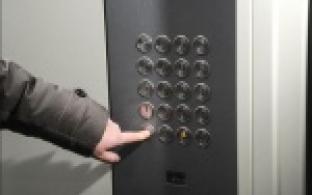 На замену лифтов в Первоуральске и ещё в трёх городах из областного бюджета направят дополнительные средства