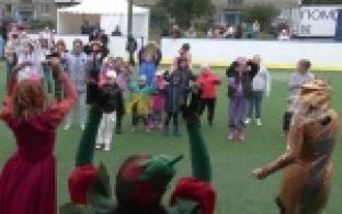 Масштабный полезный праздник прямо во дворе организовали для жителей микрорайона Магнитка