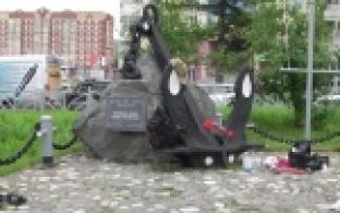 В сквере трудовой и боевой славы Первоуральска обновляют памятный знак