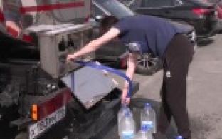 Первоуральцам, оставшимся без холодной воды, её доставили на дом, а точнее – во двор