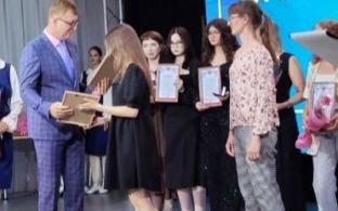 Сегодня в Первоуральске проходит церемония вручения медалей «За особые успехи в учении»