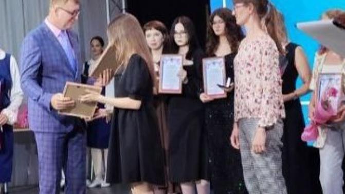 Сегодня в Первоуральске проходит церемония вручения медалей «За особые успехи в учении»