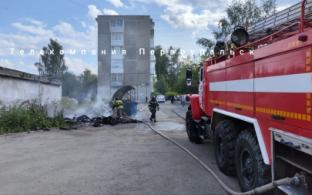 На улице Вайнера загорелась контейнерная площадка