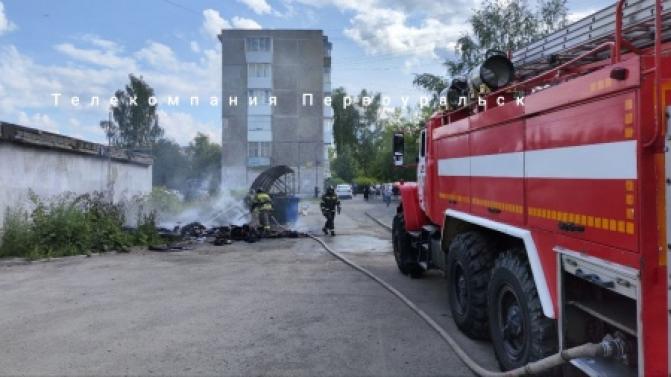 На улице Вайнера загорелась контейнерная площадка