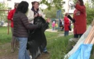 Неравнодушные первоуральцы вышли на уборку улицы Ленина