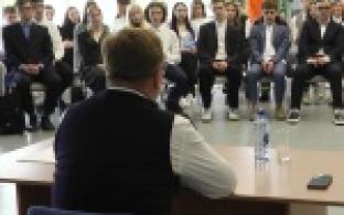 Глава Первоуральска Игорь Кабец встретился с выпускниками