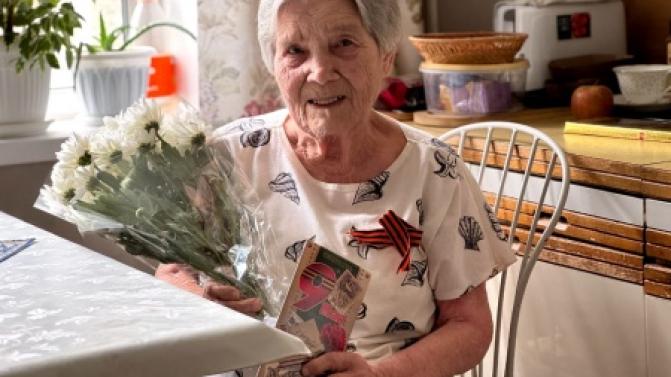 В преддверии Дня Победы профком Первоуральской городской больницы поздравил тружеников тыла и участницу ВОВ