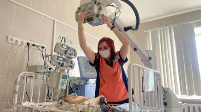 Детские реаниматологи Первоуральска смогут оперативней оценивать состояние маленьких пациентов благодаря новому передвижному рентген-аппарату