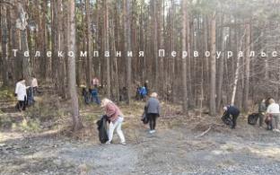 Сотрудники администрации Первоуральска сегодня вышли на субботник