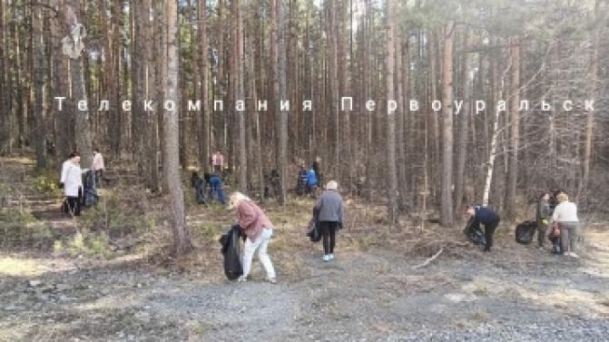 Сотрудники администрации Первоуральска сегодня вышли на субботник