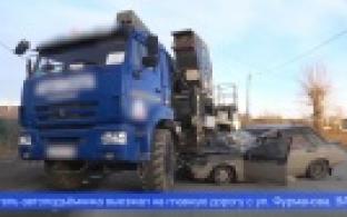 Грузовик столкнулся с легковушкой на въезде в Первоуральск