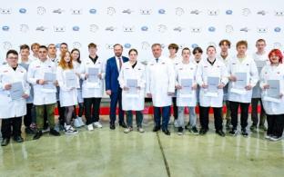 Генеральный директор компании CYBERSTEEL Станислав Великий вручил договоры о целевом обучении студентам опорного колледжа