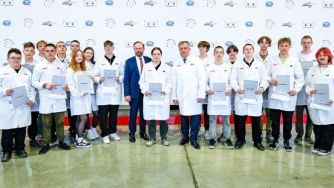 Генеральный директор компании CYBERSTEEL Станислав Великий вручил договоры о целевом обучении студентам опорного колледжа