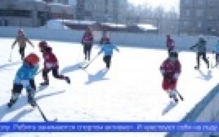 Кто лучше играет в хоккей, юные спортсмены Первоуральска выясняли на первенстве «Плетёный мяч»