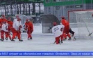 Хоккеисты молодёжной команды клуба «Автомобилист» сменили шайбу на мяч и вышли на первоуральский лёд