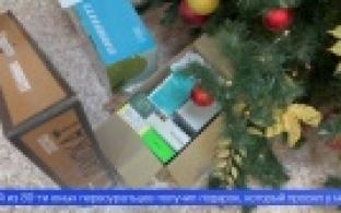 Новогодний грузовичок доставил подарки детям