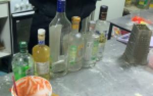 Почти 20 литров немаркированного алкоголя изъяли первоуральские полицейские в ходе рейда в баре Новоуткинска