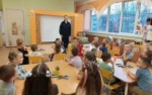 Инспекторы ГИБДД провели профбеседу с дошкольниками