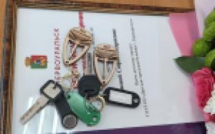 Первоуральским медикам сегодня вручили ключи от служебных квартир