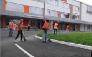 Они помогают вожатым в пришкольных лагерях отдыха и делают город чище