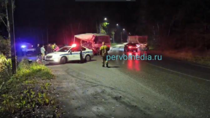 В Первоуральске грузовик столкнулся с пассажирским автобусом