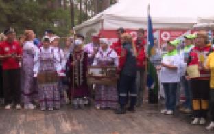 Несколько сотен пожилых уральцев из разных городов региона собрались сегодня вместе и отправились на турслёт